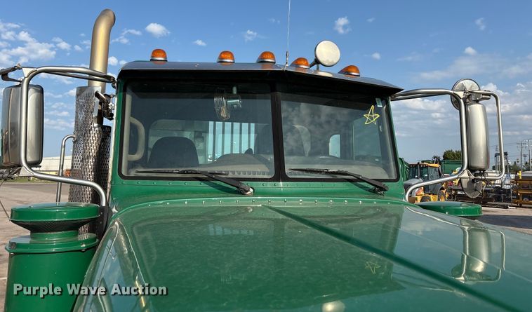 image for item EU4595 2018 Peterbilt 367 semi truck