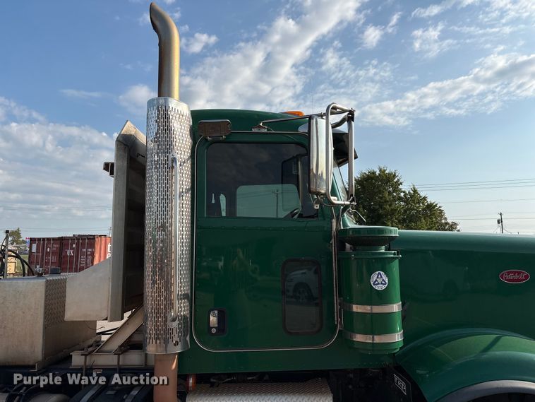 image for item EU4595 2018 Peterbilt 367 semi truck