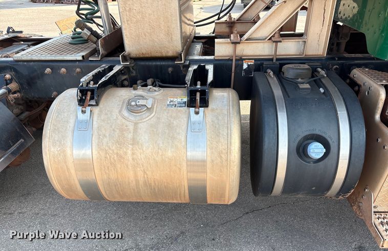 image for item EU4595 2018 Peterbilt 367 semi truck