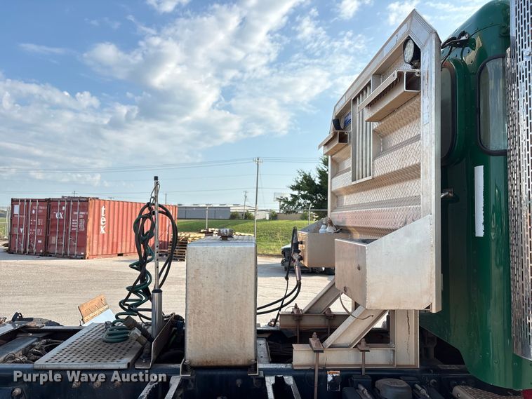 image for item EU4595 2018 Peterbilt 367 semi truck