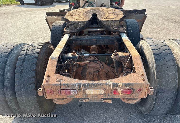 image for item EU4595 2018 Peterbilt 367 semi truck