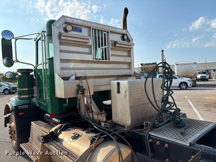 image for item EU4595 2018 Peterbilt 367 semi truck