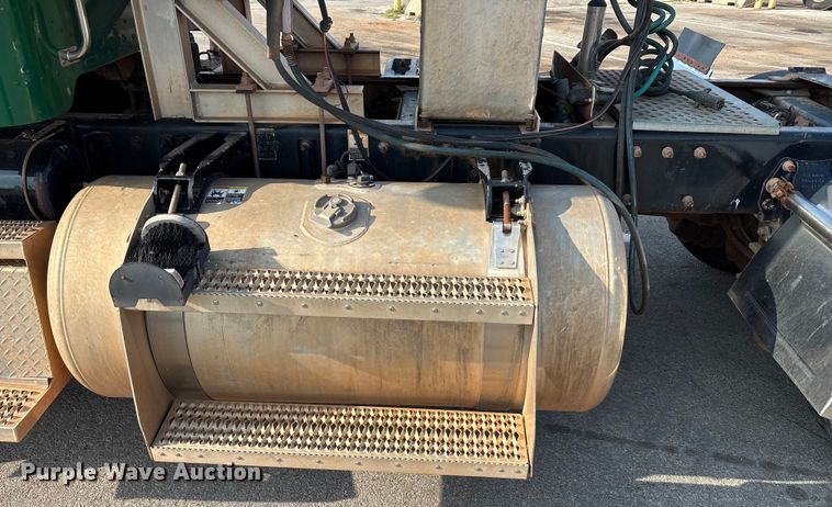 image for item EU4595 2018 Peterbilt 367 semi truck