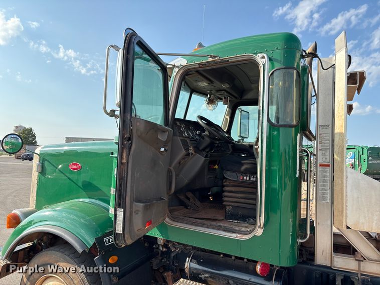 image for item EU4595 2018 Peterbilt 367 semi truck