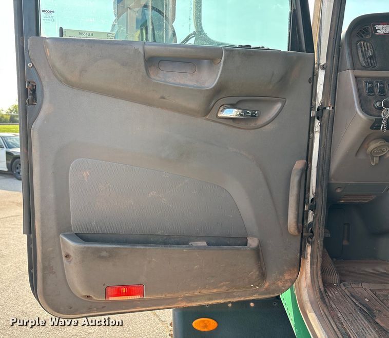 image for item EU4595 2018 Peterbilt 367 semi truck