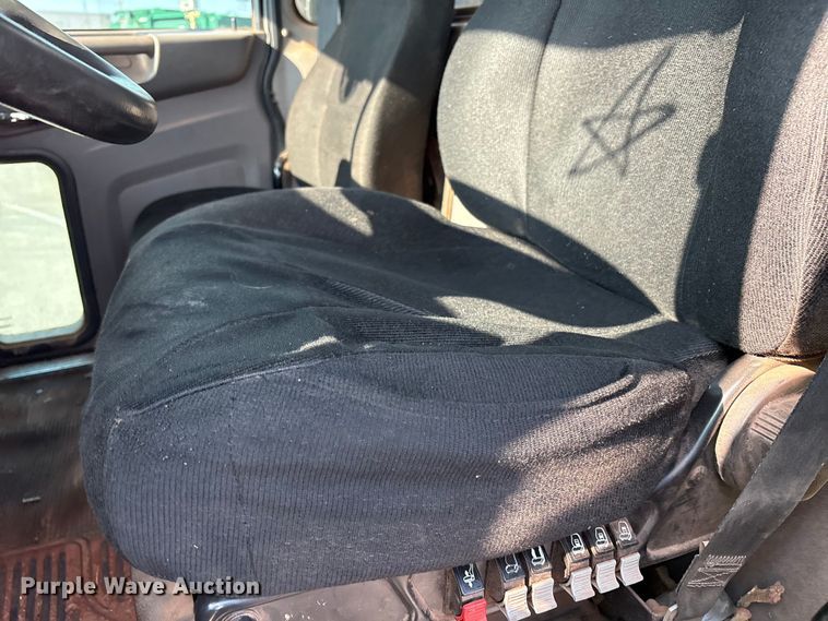 image for item EU4595 2018 Peterbilt 367 semi truck