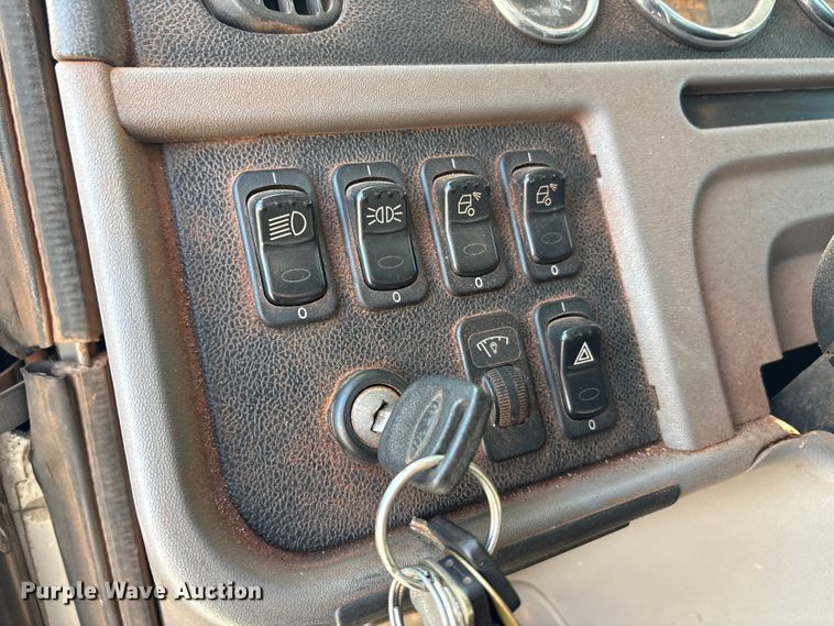 image for item EU4595 2018 Peterbilt 367 semi truck