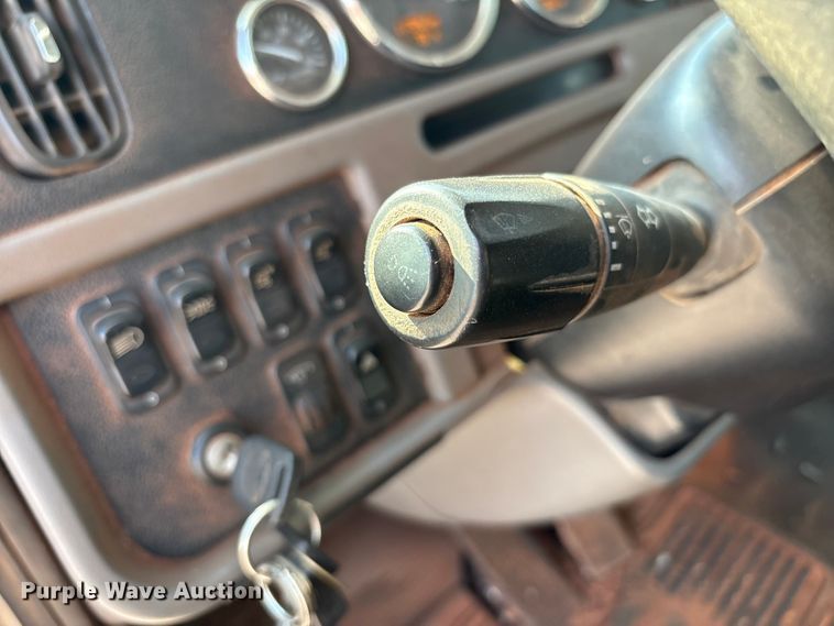 image for item EU4595 2018 Peterbilt 367 semi truck