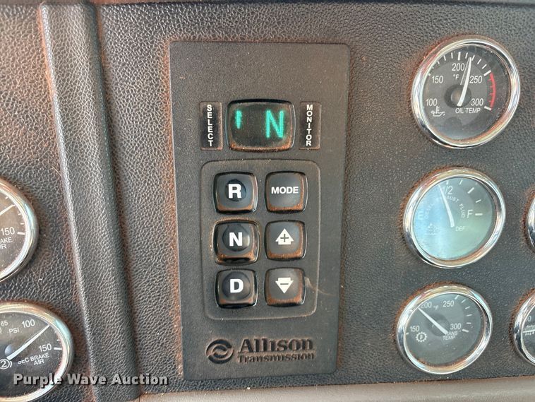 image for item EU4595 2018 Peterbilt 367 semi truck