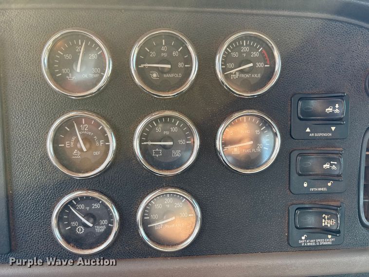 image for item EU4595 2018 Peterbilt 367 semi truck