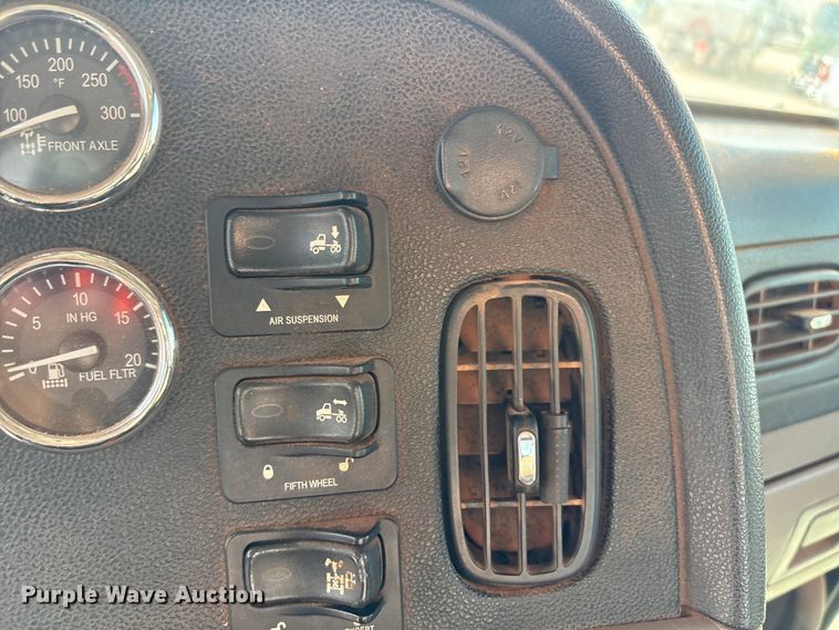 image for item EU4595 2018 Peterbilt 367 semi truck