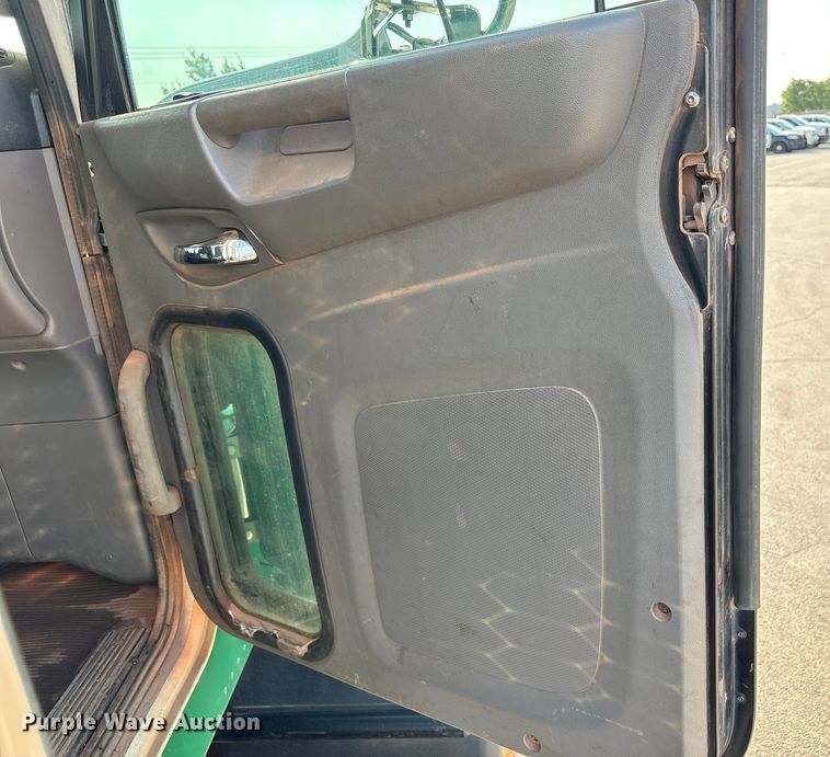 image for item EU4595 2018 Peterbilt 367 semi truck