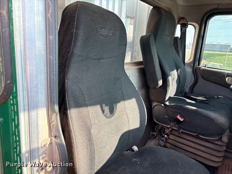 image for item EU4595 2018 Peterbilt 367 semi truck