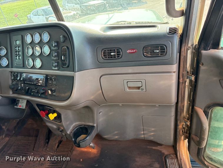 image for item EU4595 2018 Peterbilt 367 semi truck