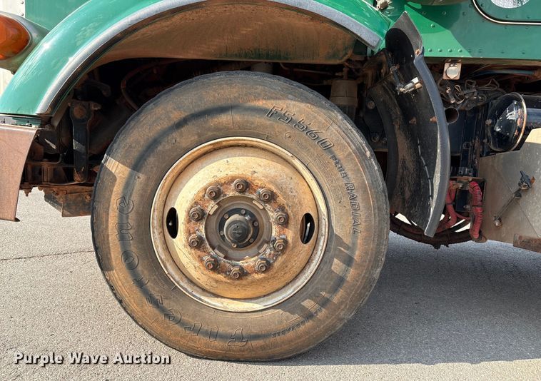 image for item EU4595 2018 Peterbilt 367 semi truck