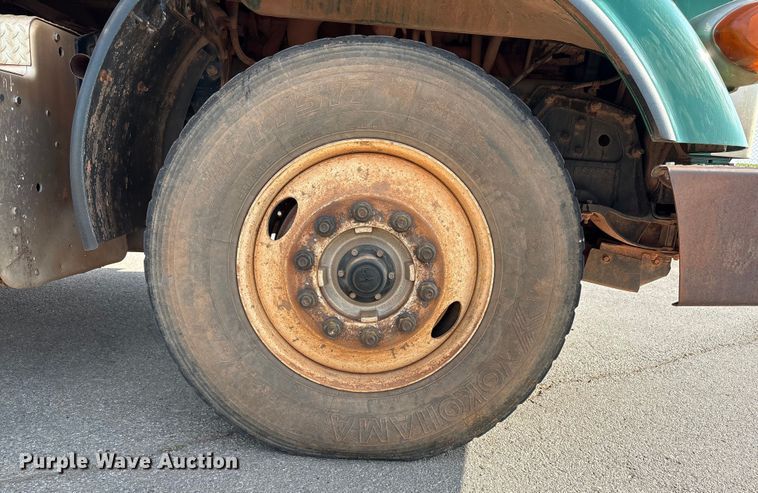 image for item EU4595 2018 Peterbilt 367 semi truck