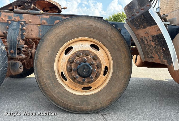 image for item EU4595 2018 Peterbilt 367 semi truck