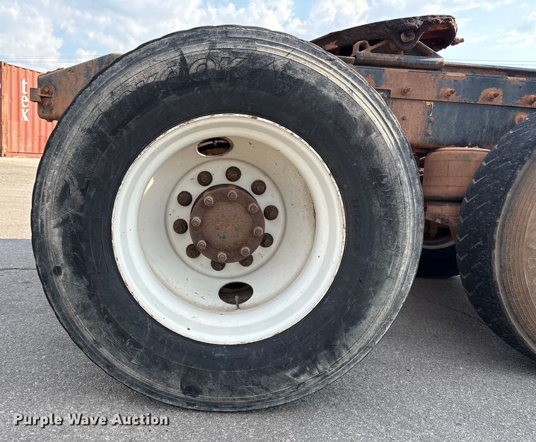 image for item EU4595 2018 Peterbilt 367 semi truck