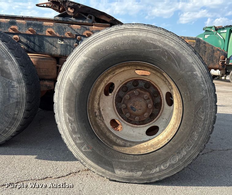 image for item EU4595 2018 Peterbilt 367 semi truck