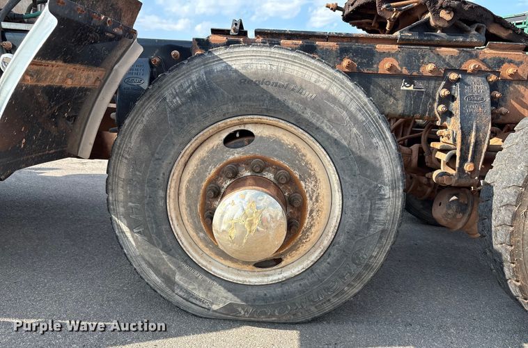 image for item EU4595 2018 Peterbilt 367 semi truck