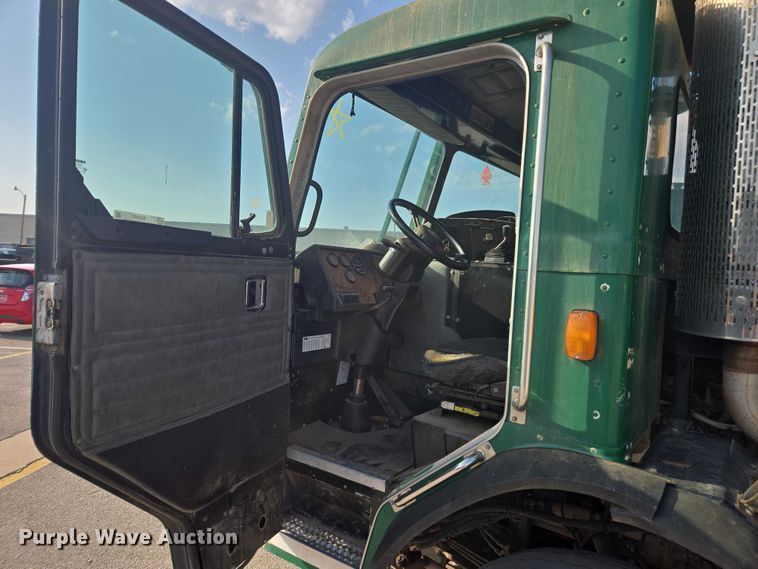 image for item EU4597 2012 Peterbilt 320 refuse truck