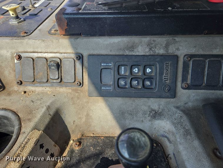 image for item EU4599 2016 Peterbilt 320 refuse truck