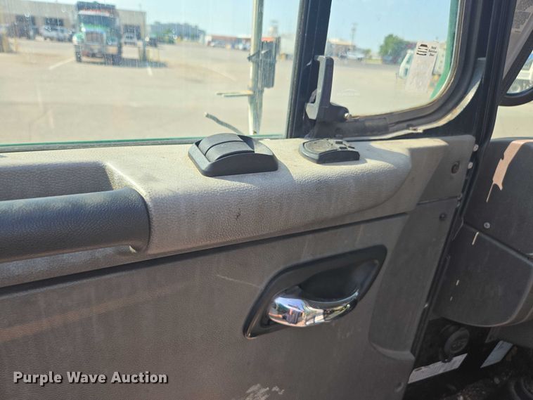 image for item EU4599 2016 Peterbilt 320 refuse truck