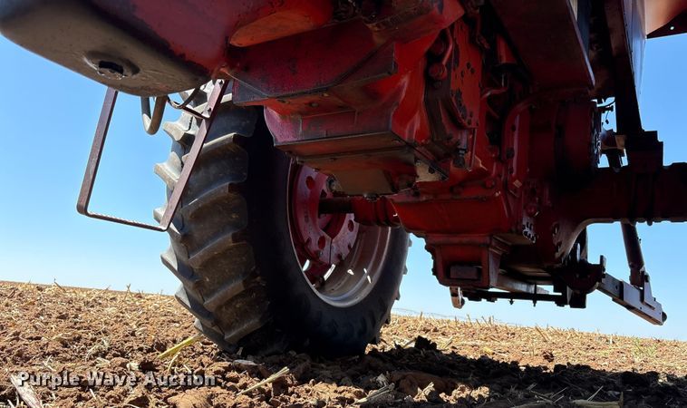 image for item EU4622 1975 International Harvester F1066 tractor