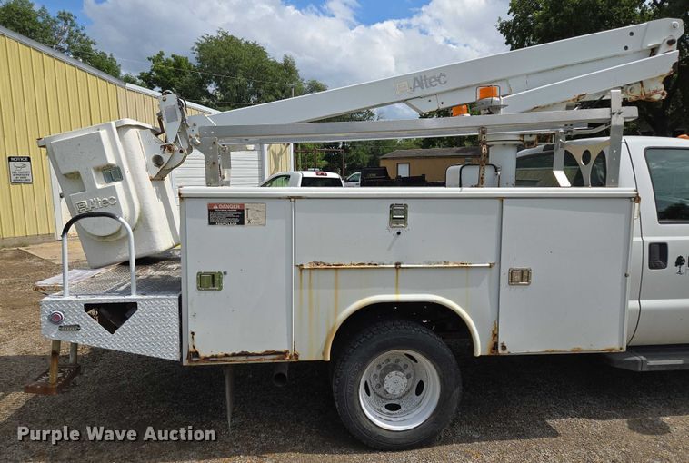 image for item EV1510 2007 Ford F550 bucket truck