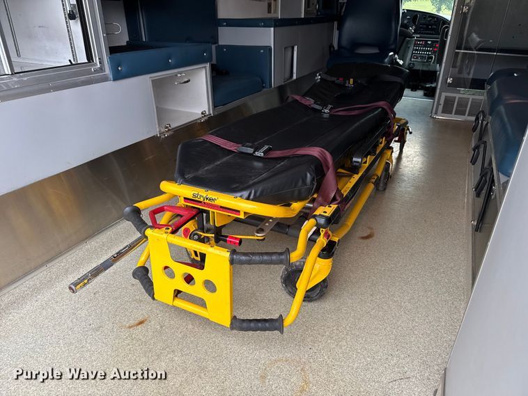 image for item EV1741 1997 Ford E350 ambulance