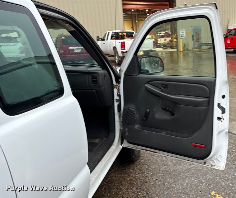 image for item EV1758 2005 Chevrolet Silverado 1500 Ext. Cab pickup truck