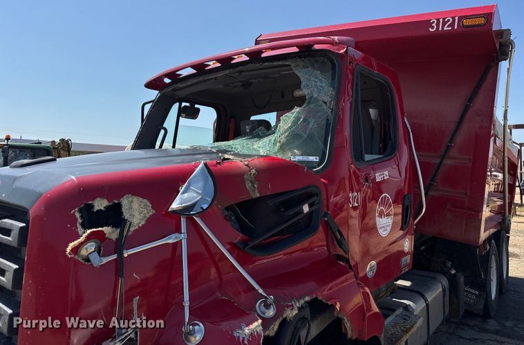 image for item EV1762 2017 Freightliner 108SD dump truck