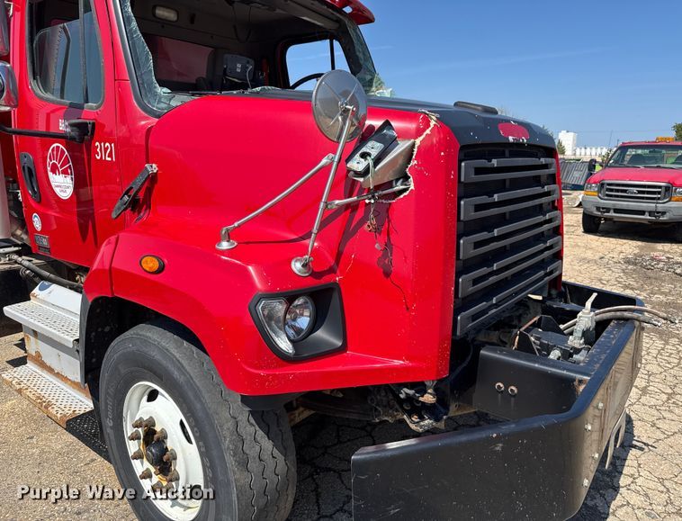 image for item EV1762 2017 Freightliner 108SD dump truck