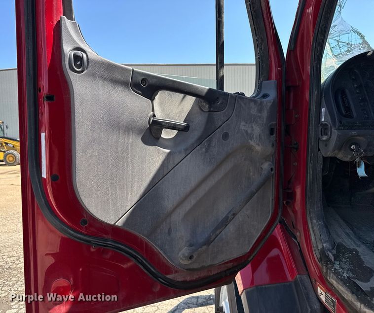 image for item EV1762 2017 Freightliner 108SD dump truck