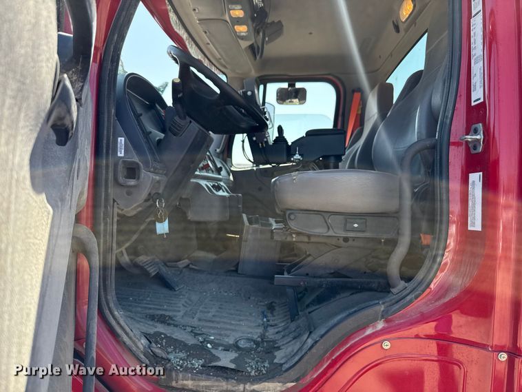 image for item EV1762 2017 Freightliner 108SD dump truck