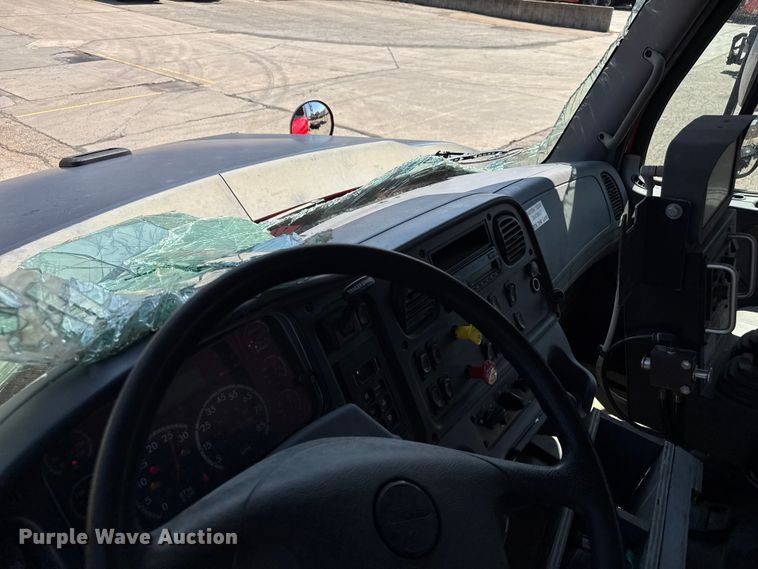 image for item EV1762 2017 Freightliner 108SD dump truck