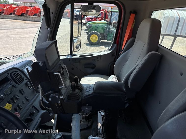 image for item EV1762 2017 Freightliner 108SD dump truck