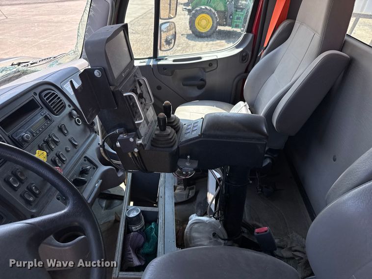 image for item EV1762 2017 Freightliner 108SD dump truck