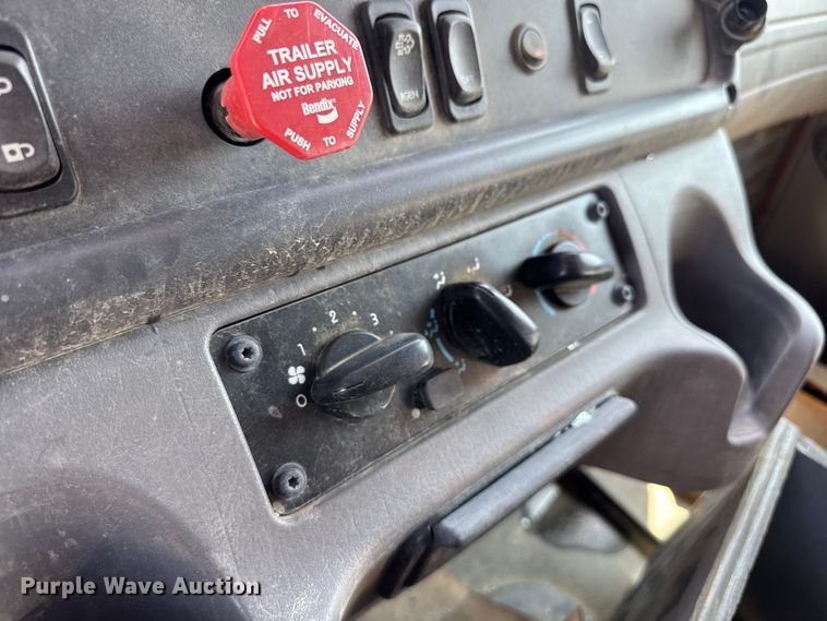 image for item EV1762 2017 Freightliner 108SD dump truck