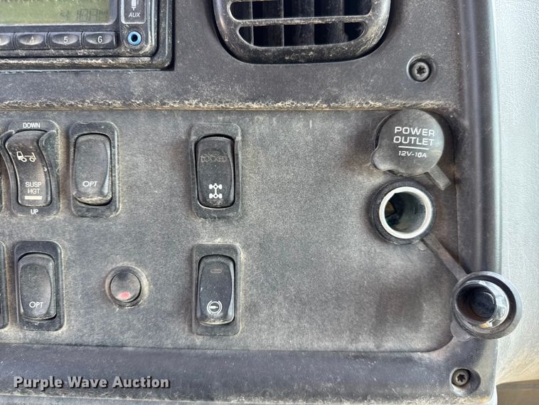 image for item EV1762 2017 Freightliner 108SD dump truck