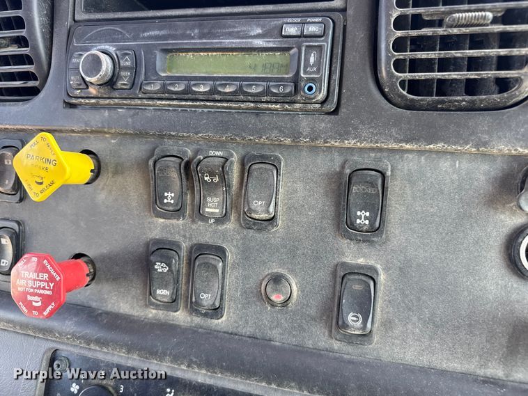 image for item EV1762 2017 Freightliner 108SD dump truck