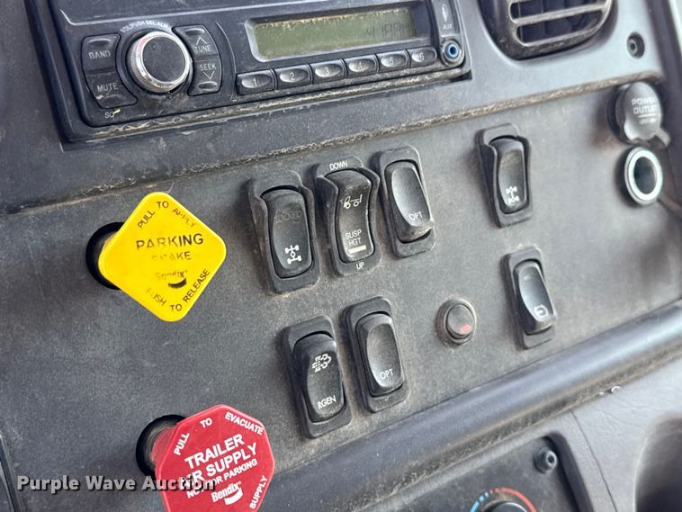 image for item EV1762 2017 Freightliner 108SD dump truck