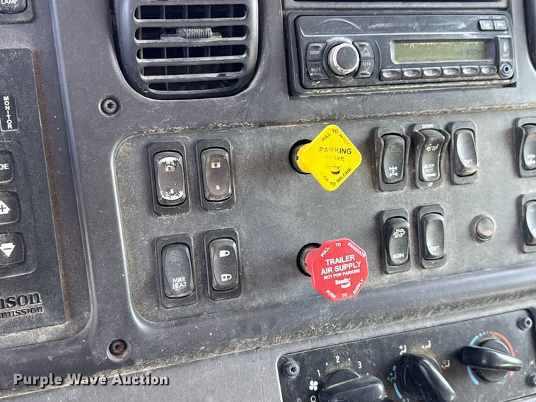 image for item EV1762 2017 Freightliner 108SD dump truck