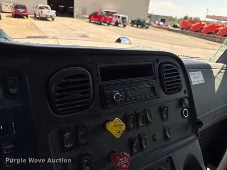 image for item EV1762 2017 Freightliner 108SD dump truck