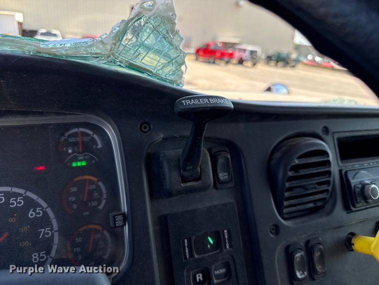 image for item EV1762 2017 Freightliner 108SD dump truck