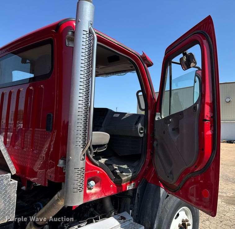 image for item EV1762 2017 Freightliner 108SD dump truck