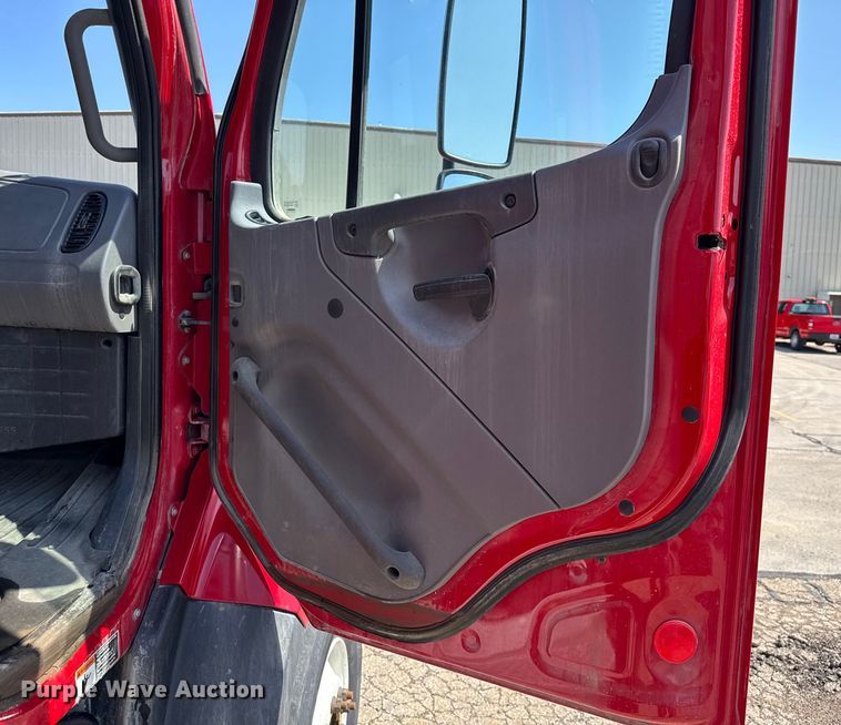 image for item EV1762 2017 Freightliner 108SD dump truck