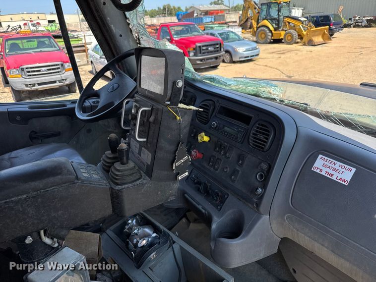 image for item EV1762 2017 Freightliner 108SD dump truck