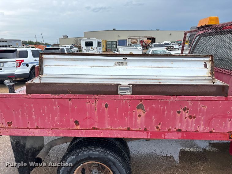 image for item EV1774 1999 Ford F350 Super Duty flatbed pickup truck