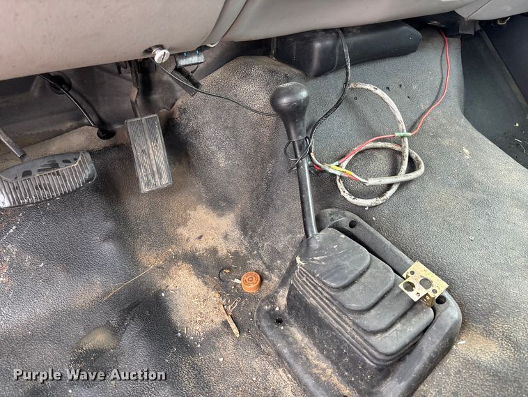 image for item EV1774 1999 Ford F350 Super Duty flatbed pickup truck